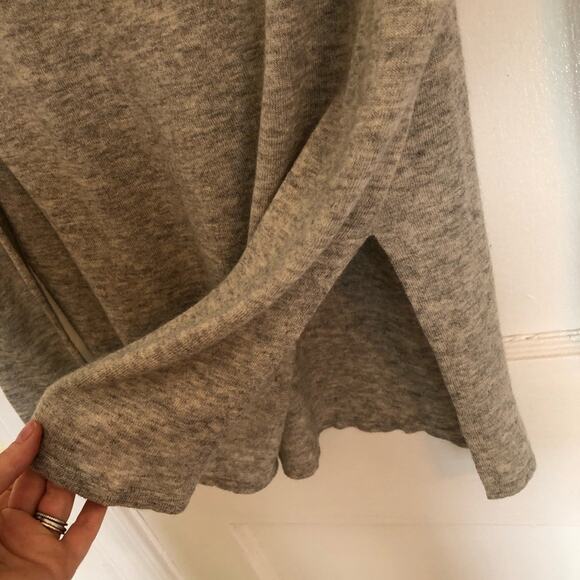 Aritzia Babaton Erin Grey V-Neck Lightweight Sweater - Picture 11 of 13